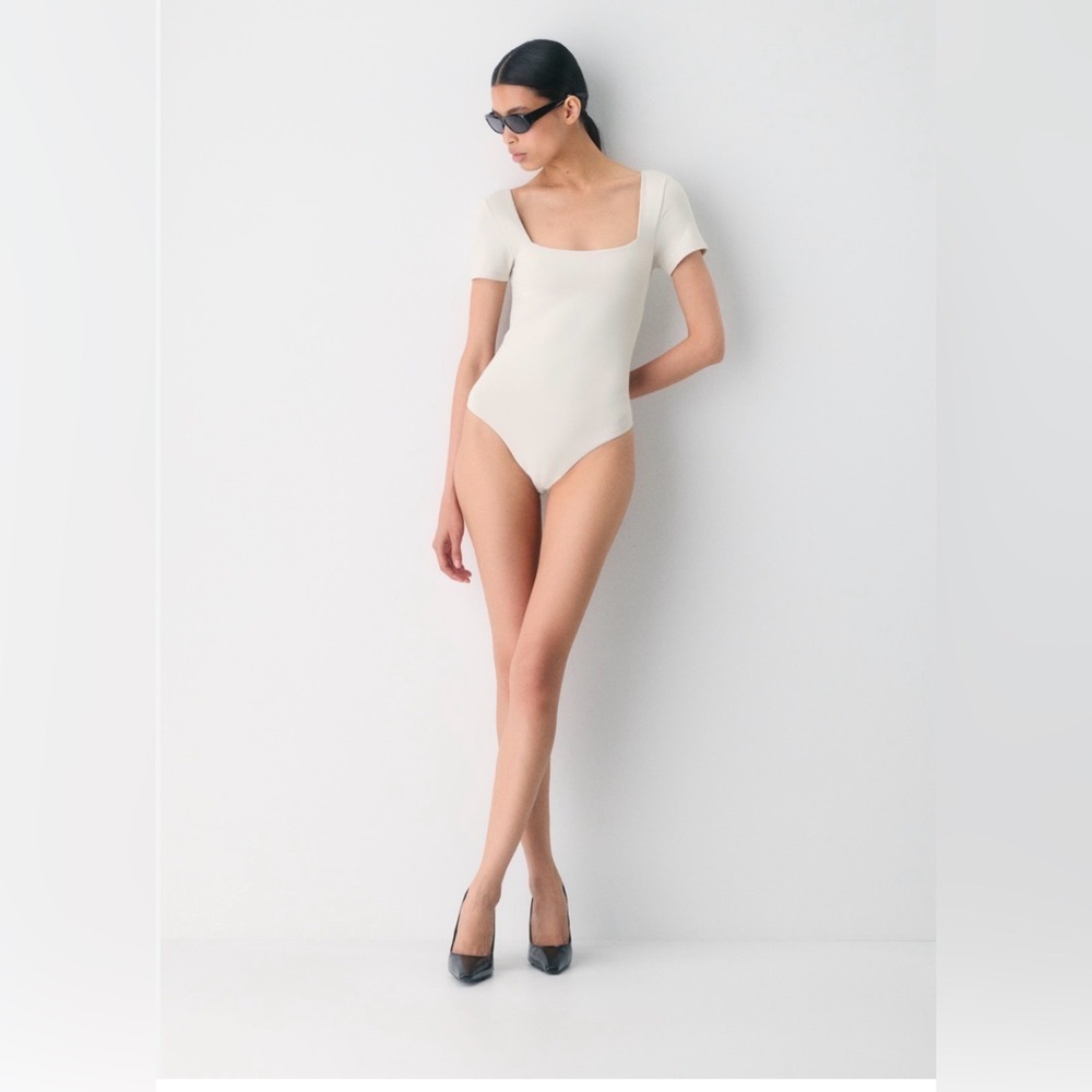 Babaton Cream Short Sleeve Bodysuit